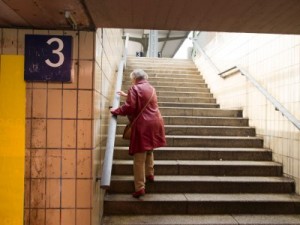 Senioren haben Probleme, die Treppe zu Gleis 3 am Mehlemer Bahnhof zu überwinden. Foto: Barbara Frommann