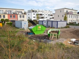 Auf diesem Grundstück sollte laut Absprache zwischen Stadt und Investor eigentlich ein Kindergarten gebaut werden. Nach derzeitigem Stand wird es stattdessen lange Zeit brachliegen. Foto: Roland Kohls 