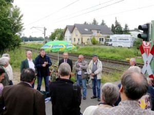 Rolf Beu (Mitte, grünes Jackett) informierte Einwohner und Kommunalpolitiker. Foto: Wolfgan Henry 