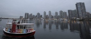 Ein „Aquabus“ fährt als Wassertaxi vor der Skyline von Vancouver.  Foto: ddp